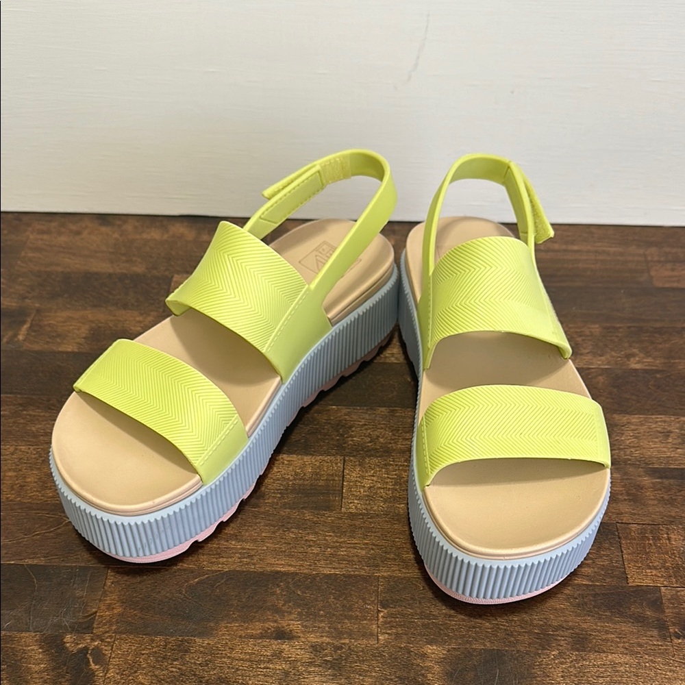 LIKE NEW Reef Water Vista Higher Meringue color sz7
